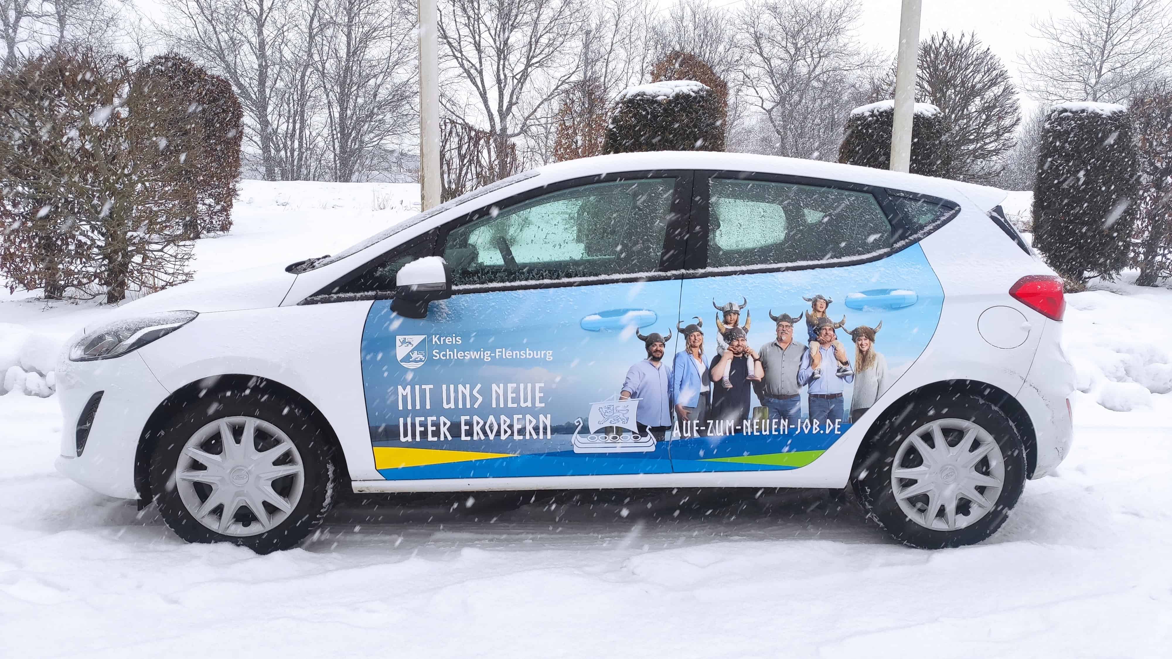 Fahrzeugbeklebung des Kreises Schleswig-Flensburg mit Motiven der Arbeitgeberkampagne im Winter.