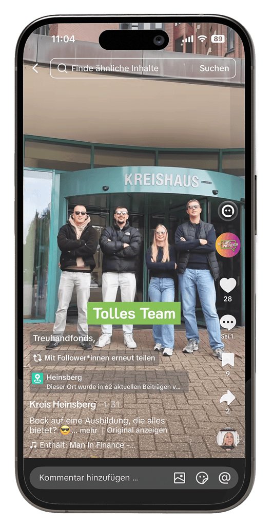 TikTok-Video des Kreises Heinsberg mit vier Auszubildenden vor dem Kreishaus, die den starken Teamgeist der Ausbildung zeigen.