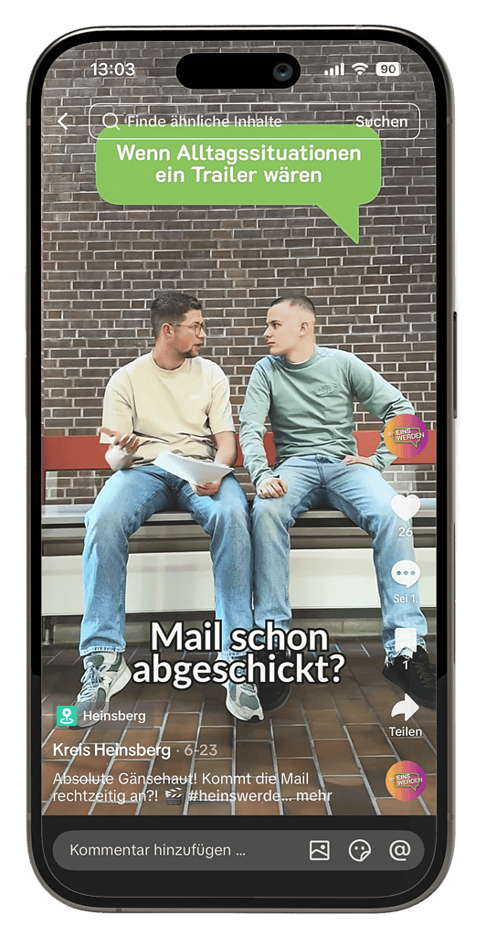 TikTok-Video des Kreises Heinsberg mit zwei Auszubildenden auf einer Bank und humorvoller Szene zum Arbeitsalltag.