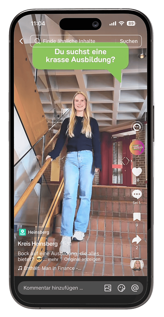 TikTok-Video des Kreises Heinsberg mit Auszubildender auf einer Treppe und der Frage nach einer spannenden Ausbildung.