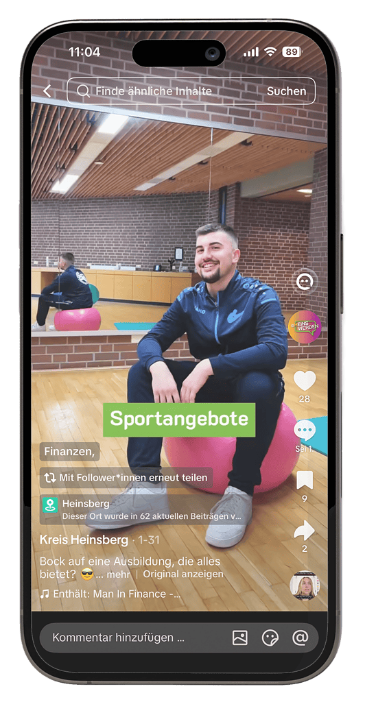 TikTok-Video des Kreises Heinsberg mit Auszubildendem in Sportkleidung und Hinweis auf Sportangebote als Benefit.