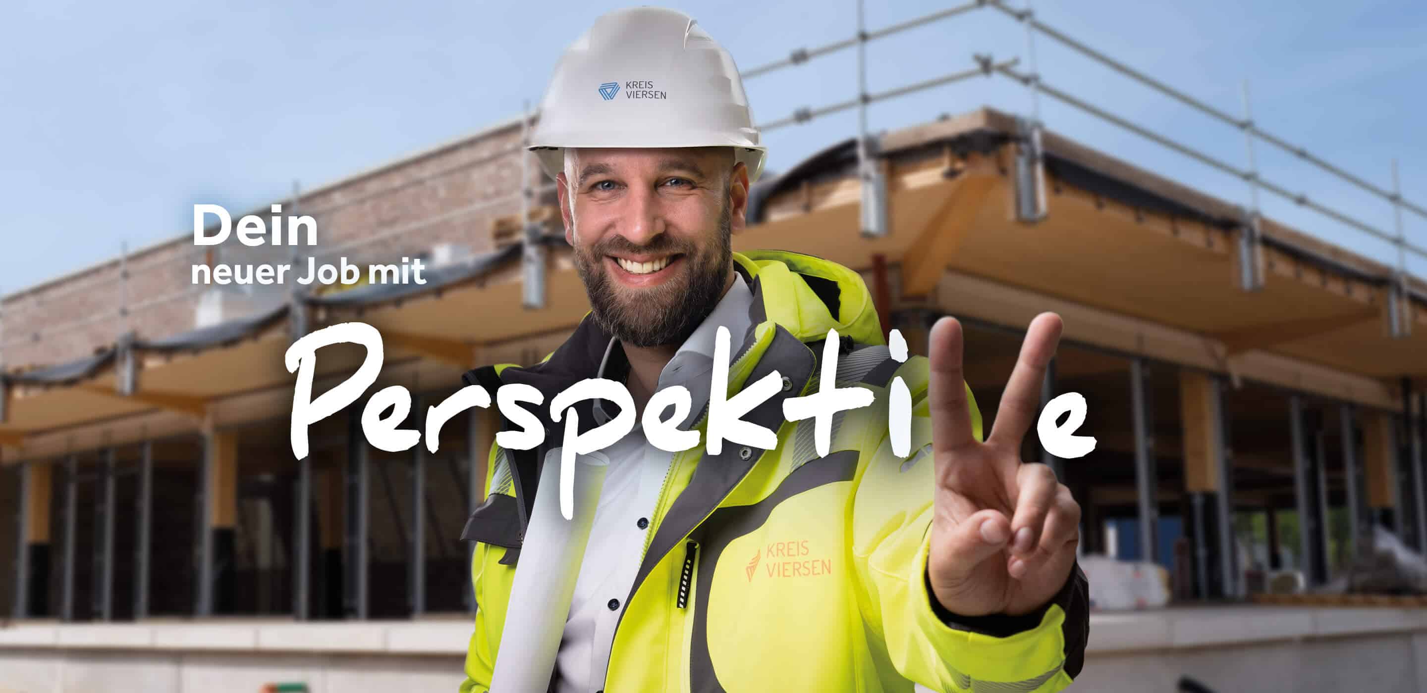 Mann mit Schutzhelm und Bauplan zeigt ein Peace-Zeichen vor einer Baustelle. Motiv wirbt für Jobs beim Kreis Viersen.