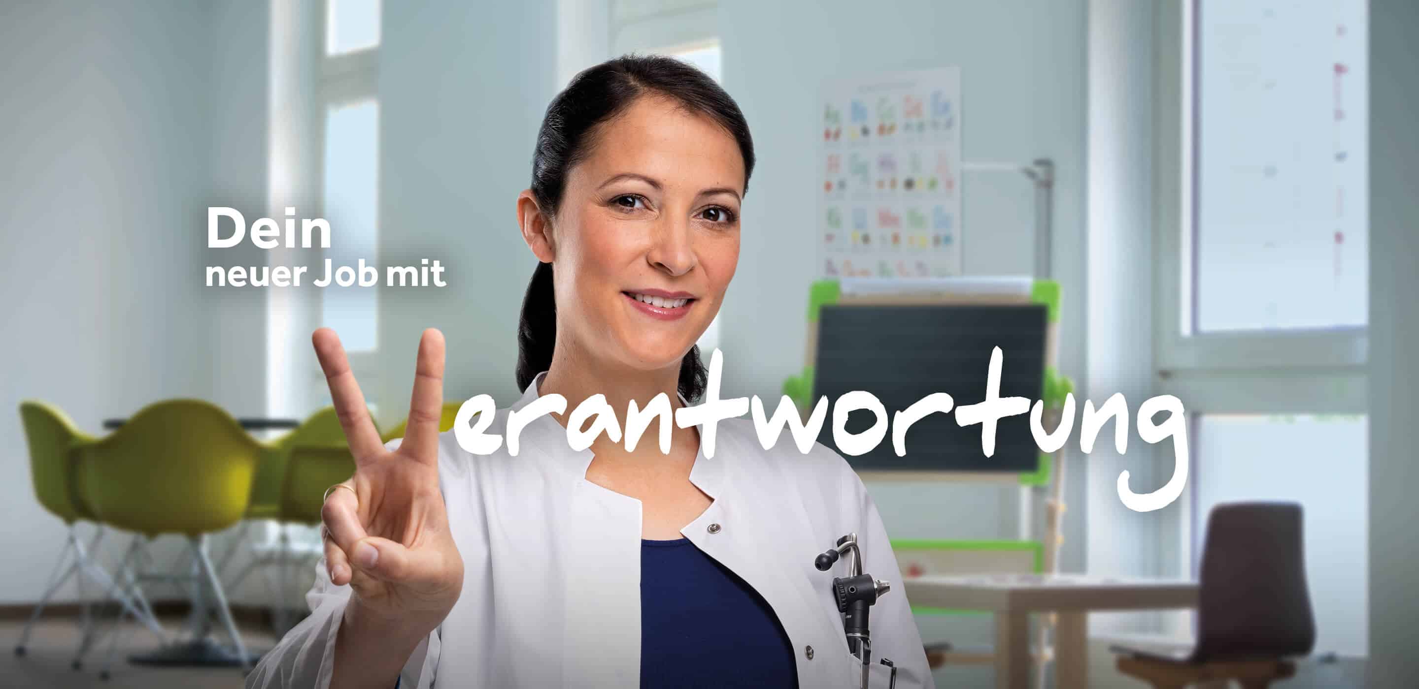 Ärztin im Kittel zeigt ein Peace-Zeichen in einer Praxis. Motiv wirbt für Jobs mit Verantwortung beim Kreis Viersen.
