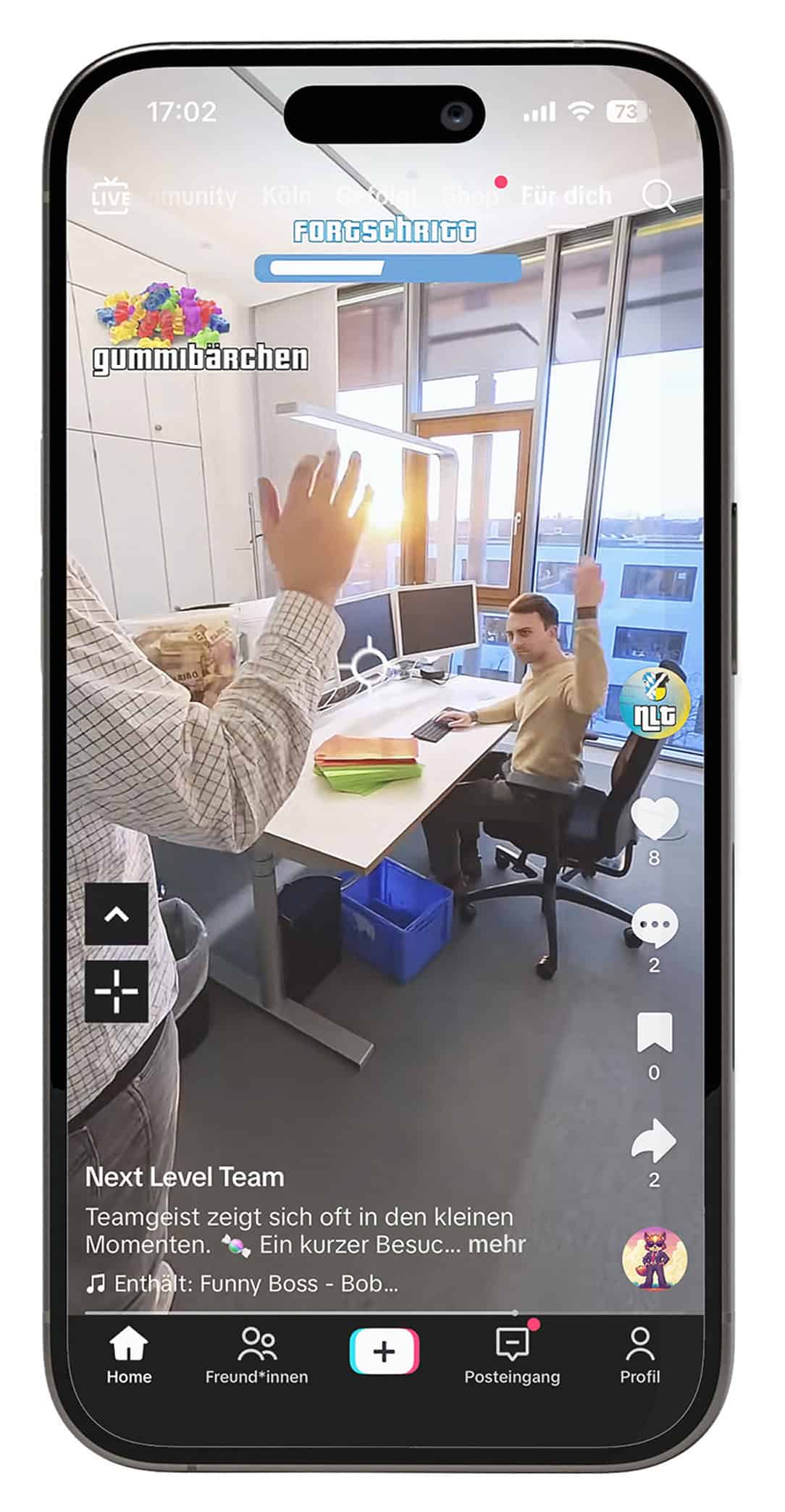 TikTok-Video des Next Level Teams mit zwei Mitarbeitenden im Büro und spielerischer Gummibärchen-Challenge.