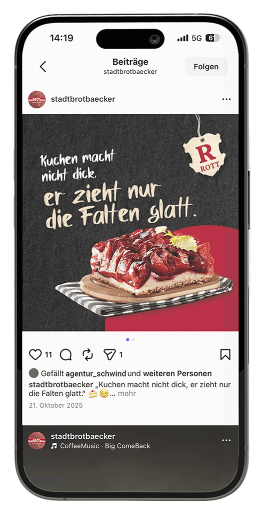 Instagram-Beitrag der StadtBROTbäcker mit Erdbeerkuchen und humorvollem Spruch über Kuchen und gute Laune.