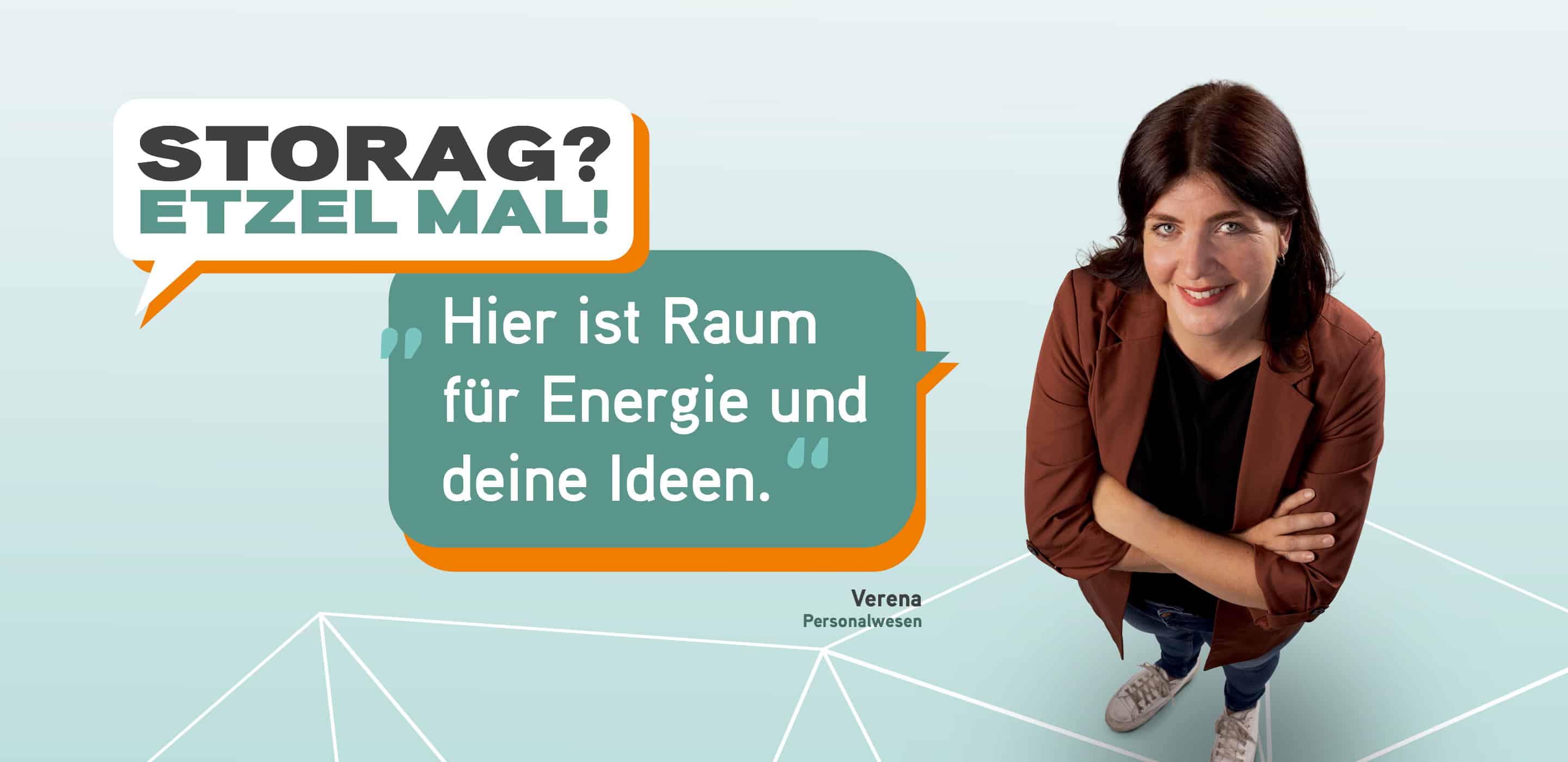 Karrieremotiv von STORAG ETZEL mit Mitarbeiterin aus dem Personalwesen und Slogan „Hier ist Raum für Energie“.