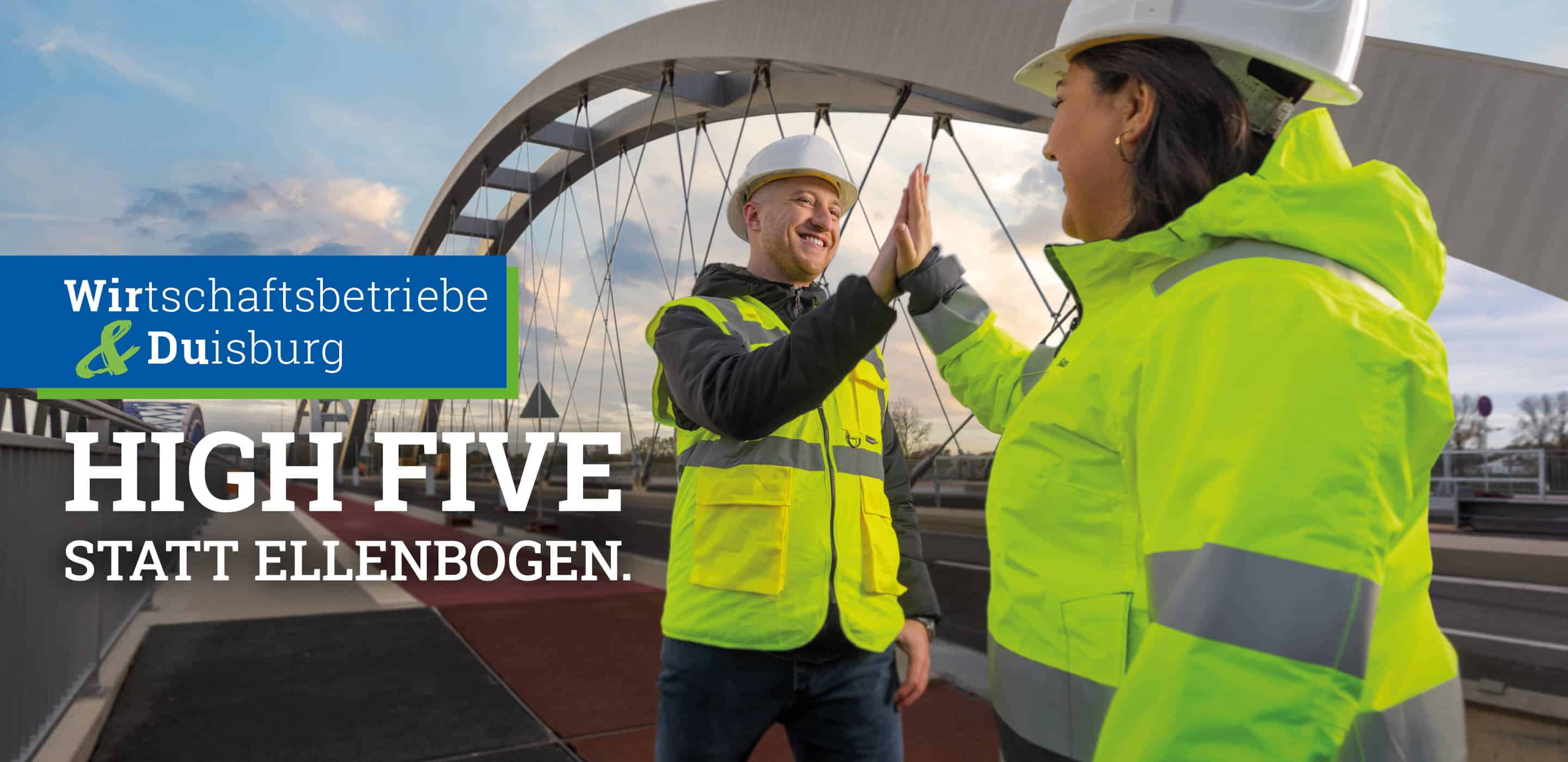 Zwei Mitarbeitende der Wirtschaftsbetriebe Duisburg geben sich auf einer Brücke ein High Five als Zeichen für Teamarbeit.
