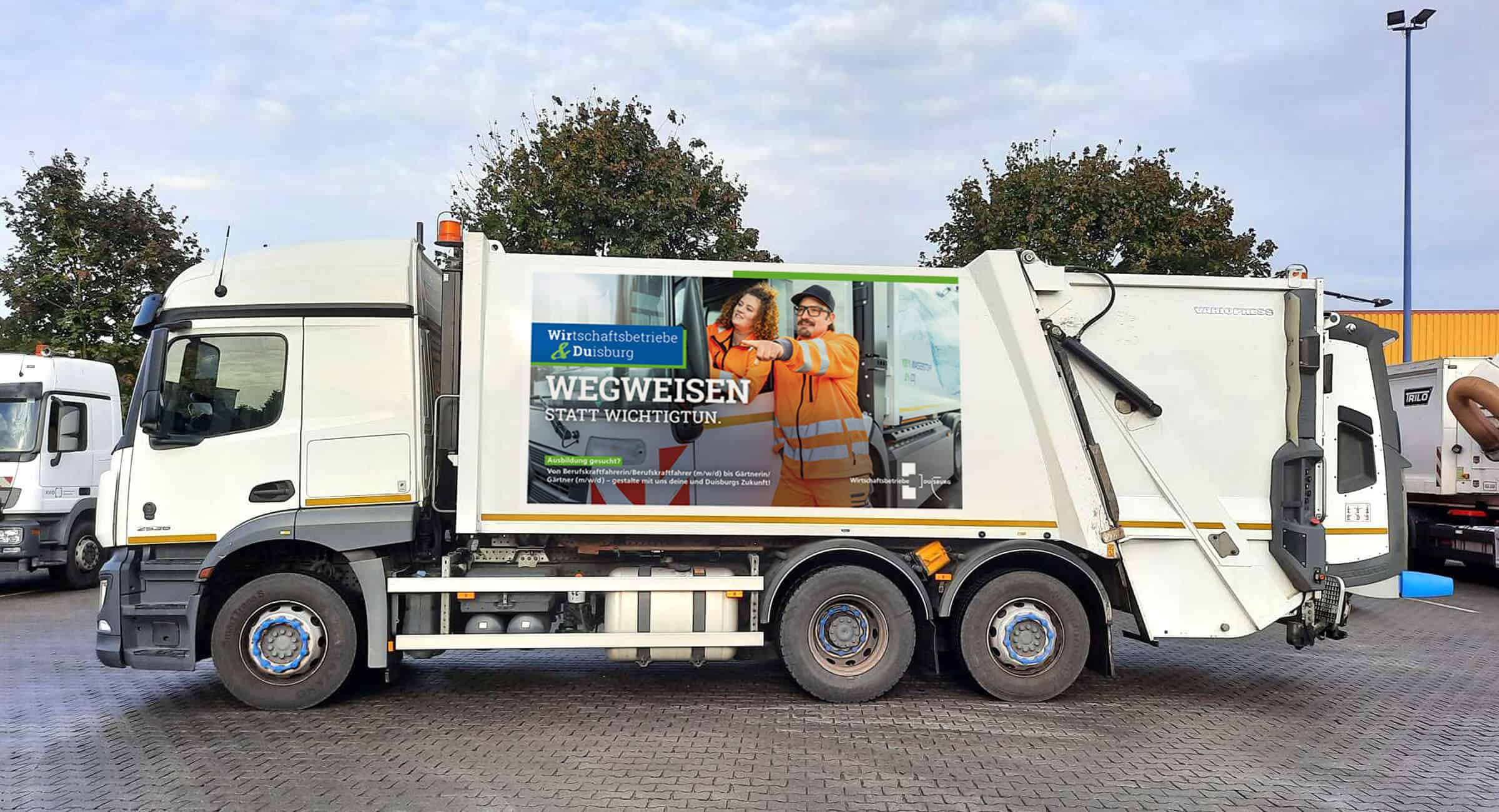 Müllfahrzeug der Wirtschaftsbetriebe Duisburg mit großflächiger Karrierewerbung für Ausbildungs- und Jobangebote.