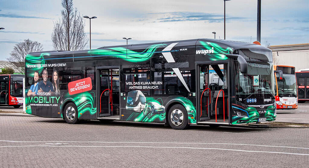 Linienbus der wupsi im Kampagnendesign „Mission: Mobility“ mit Recruiting-Botschaft und Mitarbeitenden-Motiv.