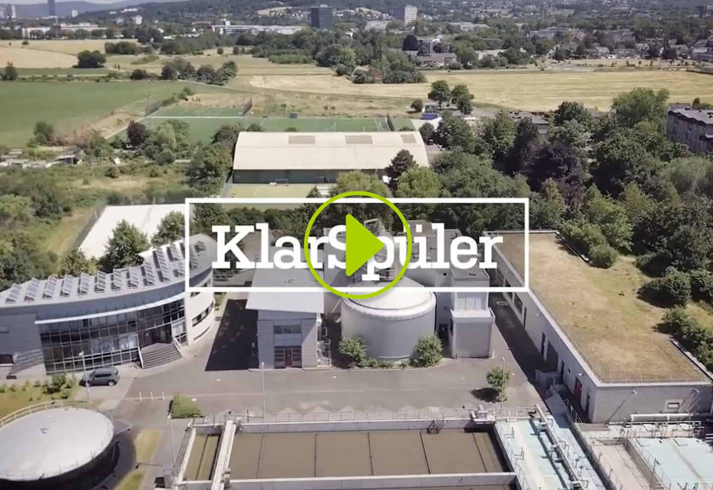Luftaufnahme einer Kläranlage der Stadt Bonn mit Video-Vorschaubild und Play-Button